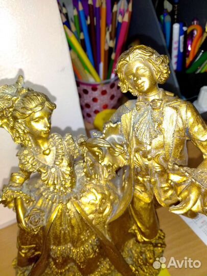 Красивая статуэтка