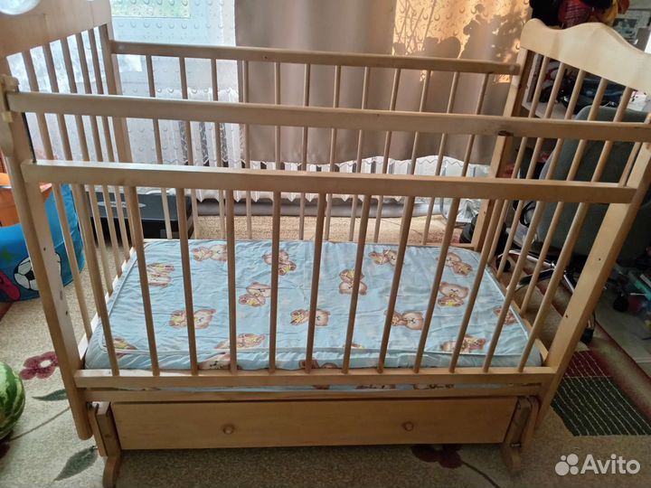 Детская кроватка с маятником и ящиком
