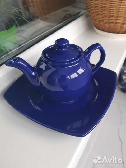 Керамический чайник с тарелкой