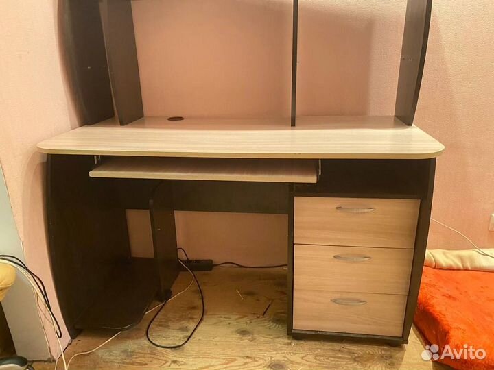 Компьютерный стол для учебы