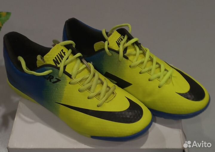 Футбольные бутсы nike