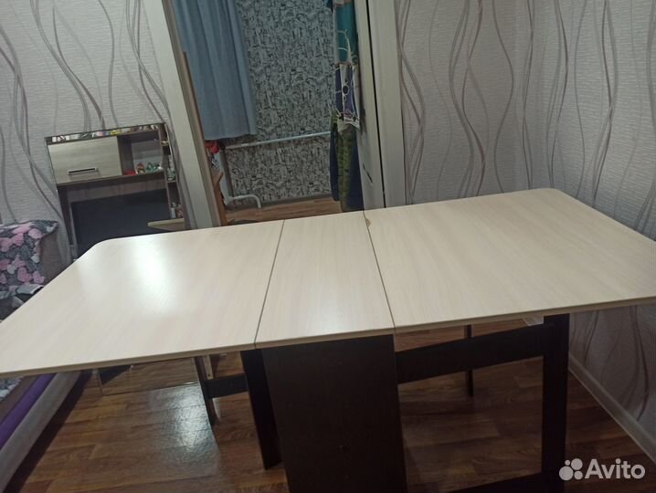 Продам стол книжку