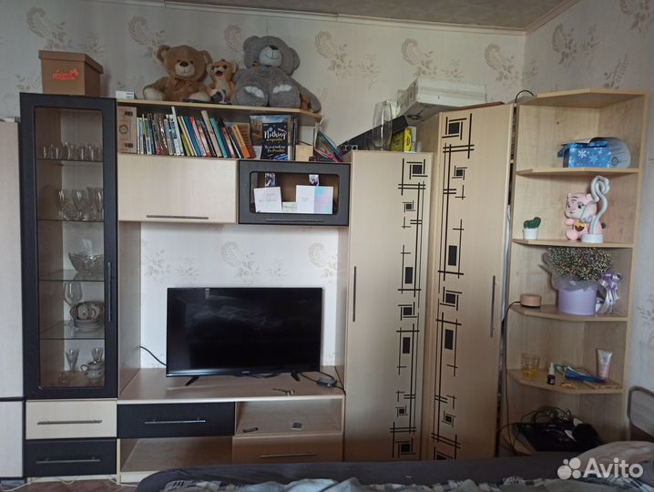 Стенка в гостиную со шкафом и полочками