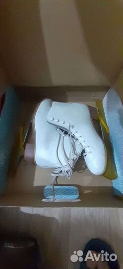 Коньки фигурные женские в чехлах