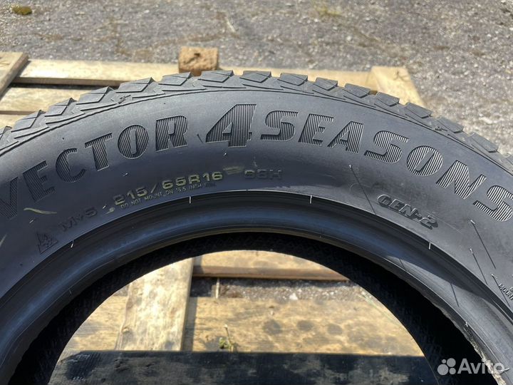 Goodyear Vector 4Seasons Gen-2 SUV 215/65 R16