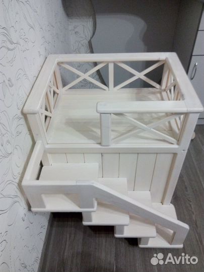 Деревянный домик с террасой для собаки или кошки