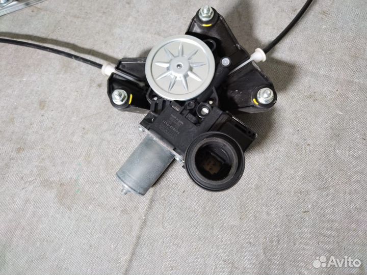 Стеклоподъемник задний правый в сборе Rav 4 XA 50