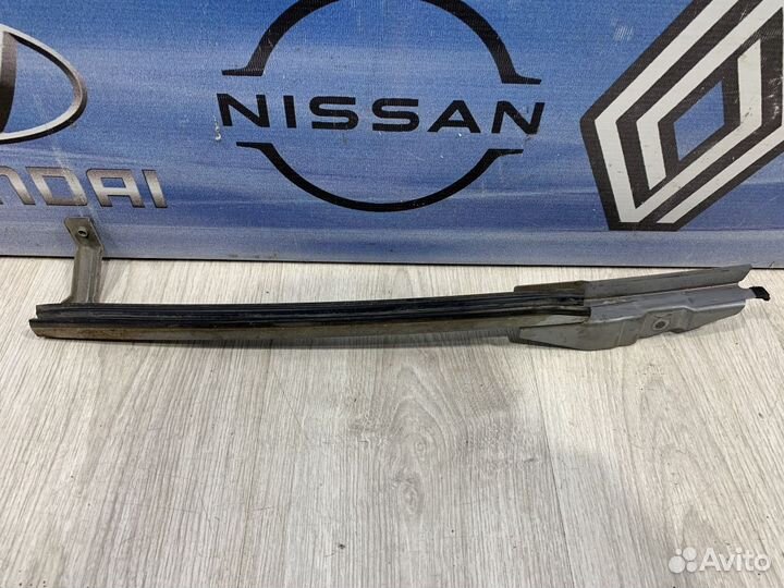 Направляющая стекла Nissan note E11 Лев