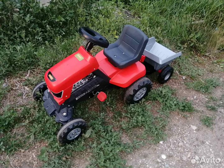 Детский трактор с педалями и кузовом