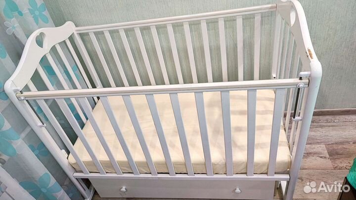Детская кроватка с универсальным маятником