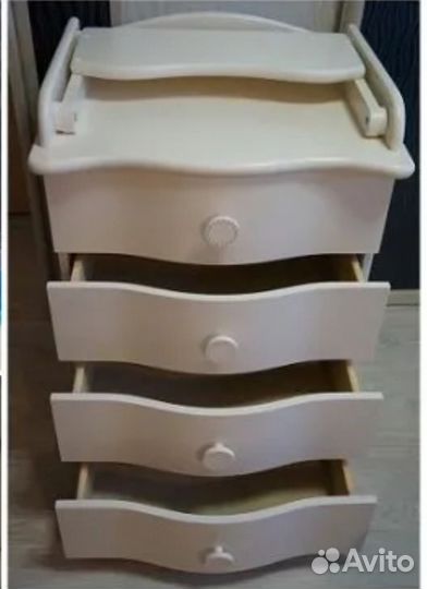 Детская кроватка с маятником и комодом