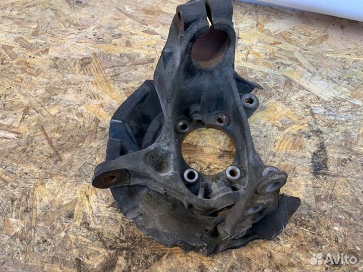 Поворотный кулак передний левый Mini Clubman