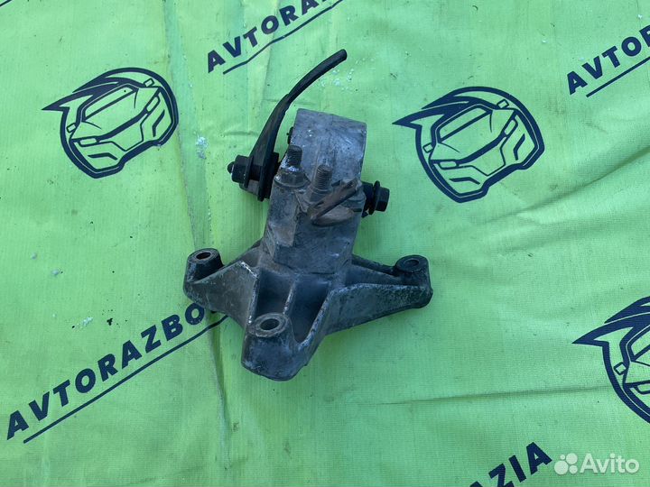 Кронштейн опоры Mitsubishi Carisma