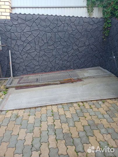 Металлические штуки от 2х шикарных голубятней