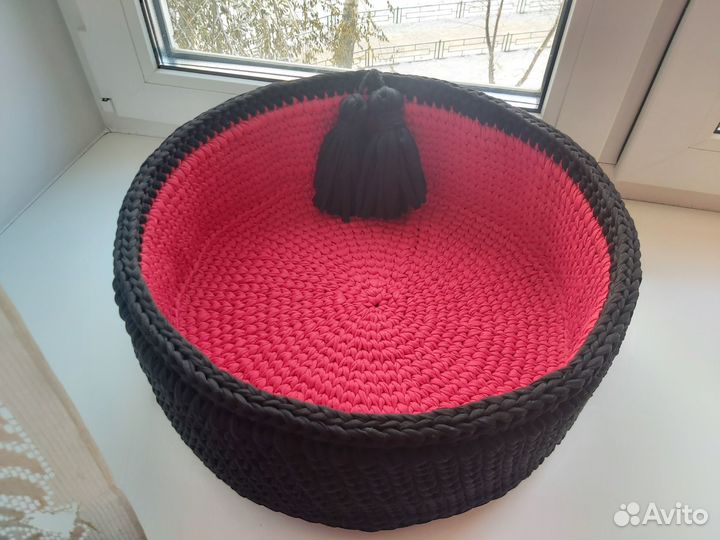 Лежанка вязанная для кошек