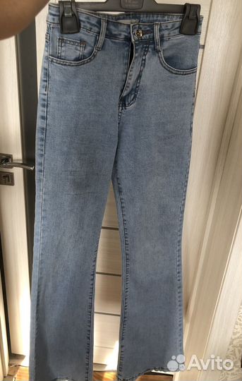 Джинсы клеш от колена женские