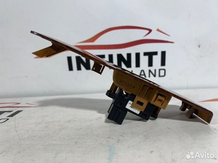 Кнопка стеклоподъемника Nissan Qashqai J10