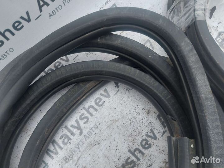 Уплотнительная резинка боковой двери Jetta 5