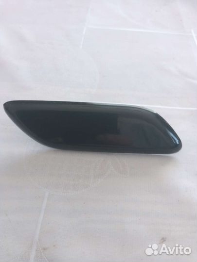 Крышка форсунки омывателя фары (правая) мазда3