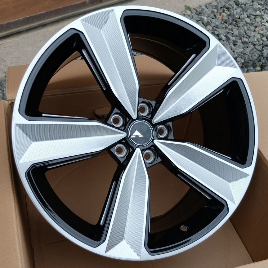 Литые диски Flow Form 8.5×R19 5×114.3