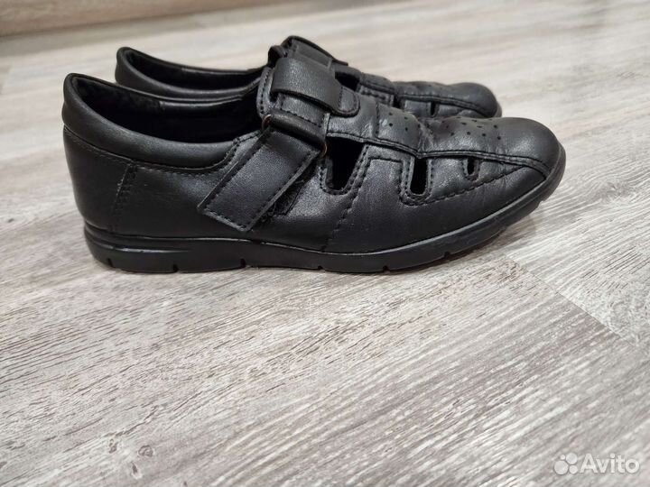 Школьный костюм, рубашка-поло и обувь