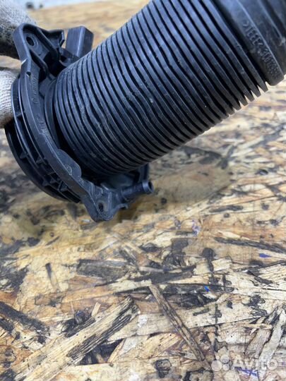 Патрубок воздушный Фольксваген Пассат B6