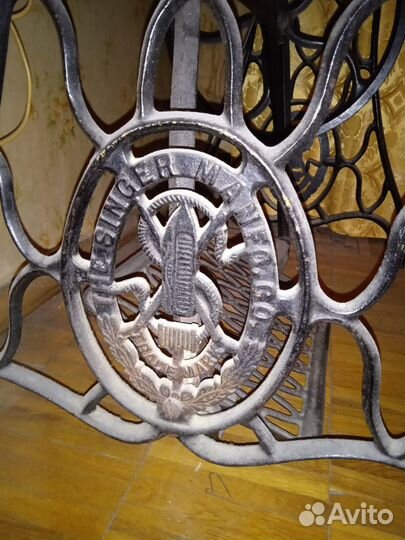 Швейная машинка Госшвеймашина на станине Singer