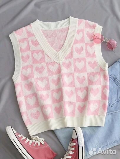 Вязаный жилет в клетку с сердечками