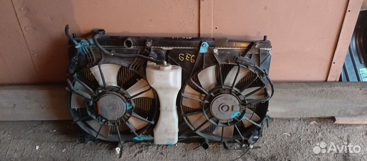 Радиатор охлаждения на Хонда фит