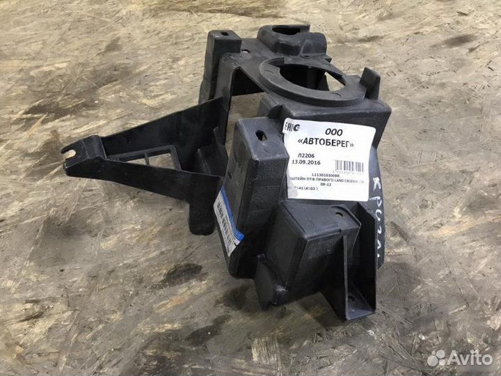 Кронштейн птф правый Toyota Land Cruiser 200