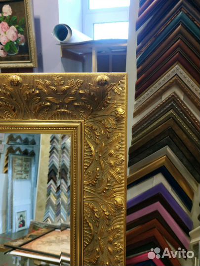 Зеркало в деревянной раме