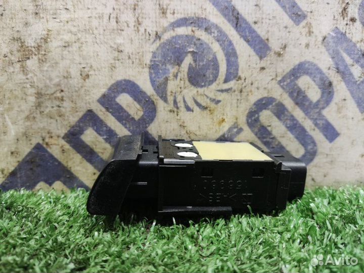 Кнопка обогрева лобового стекла Toyota Avensis