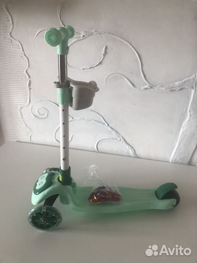 Самокат светящийся новый с тормозом складной