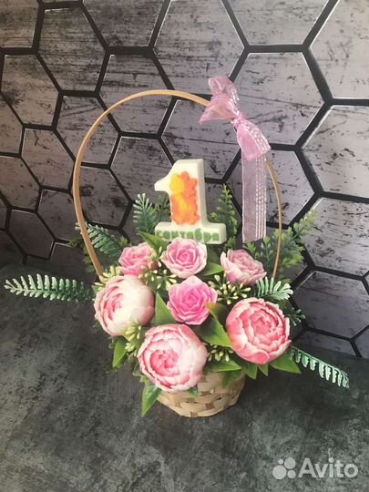 Корзина с пионами на 1 сентября