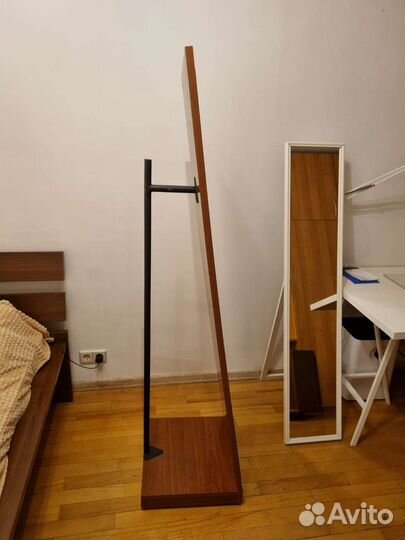 Напольное зеркало на колесиках