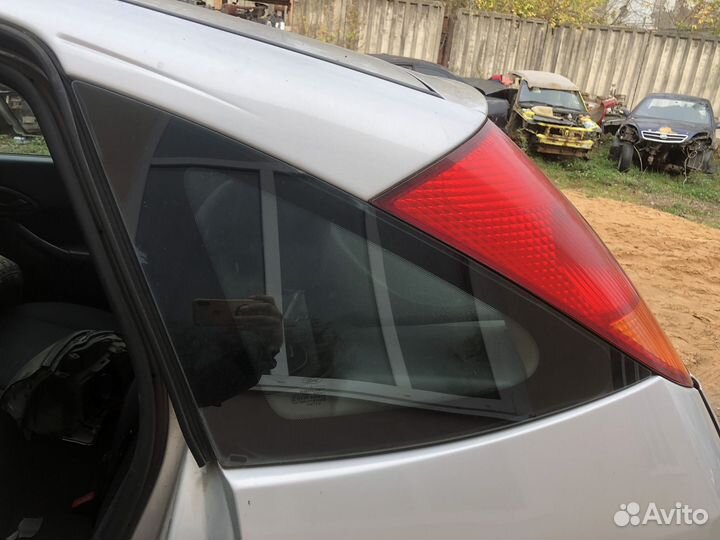Стекло глухое заднее левое Ford Focus 1