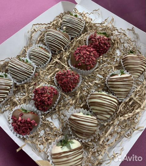 Сладкий подарок из клубники в шоколаде