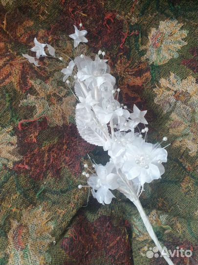 Искусственные цветы на вставке