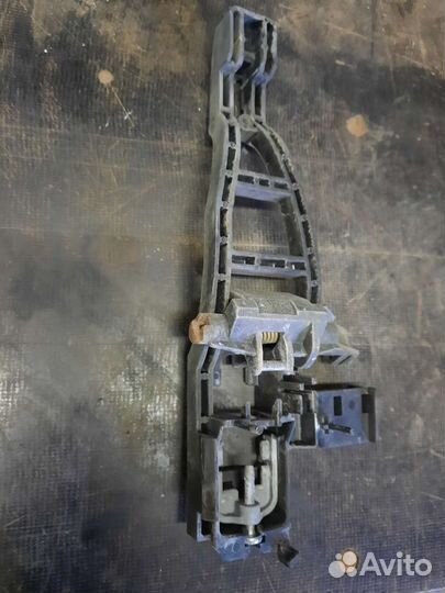 Кронштейн задней правой ручки двери Ford Focus 2