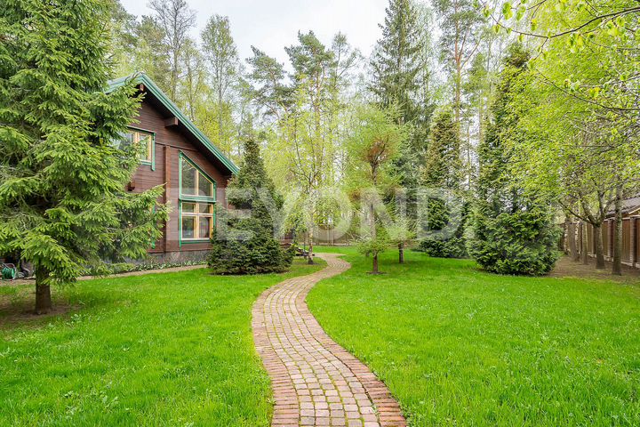 Дом 300,2 м² на участке 24,8 сот.