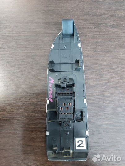 Кнопка стеклоподъемника задняя правая Nissan