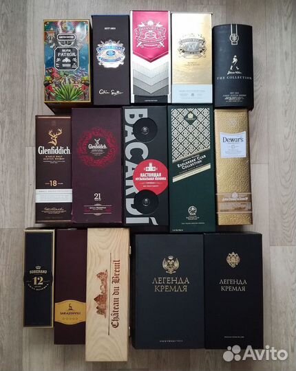 Подарочная упаковка и пустые бутылки от алкоголя