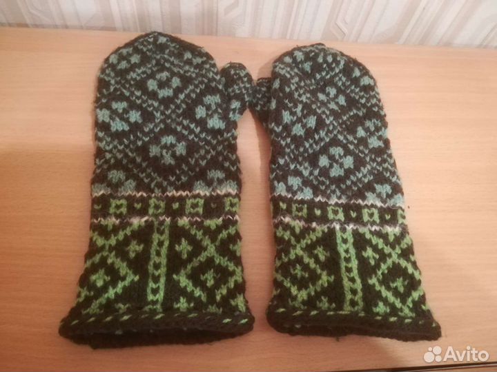 Варежки вязанные. Шапки норковые