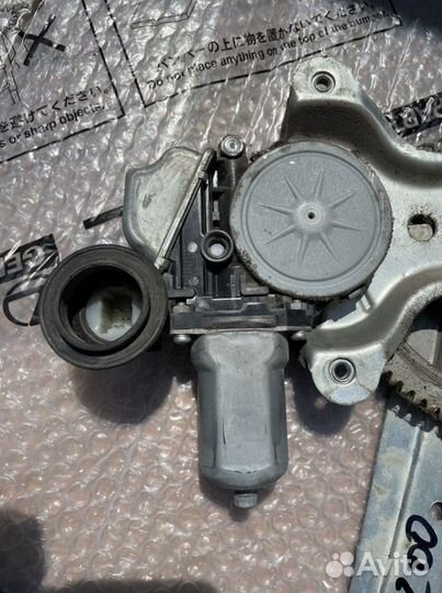 Стеклоподъемник задней двери Land Cruiser 200