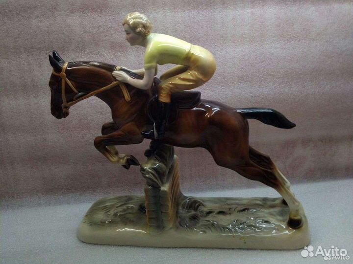 Фарфоровая фигура наездницы Германия