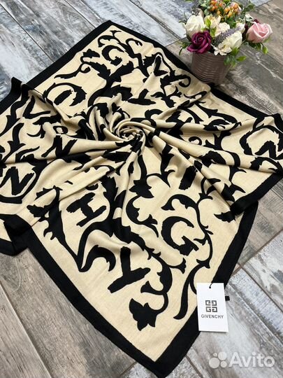 Шерстяной теплый платок Givenchy бежевый