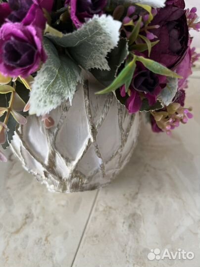 Ваза с искусственными цветами