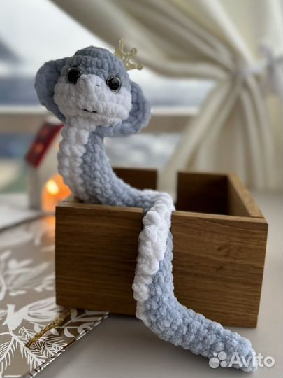 Вязаная игрушка ручной работы Змея
