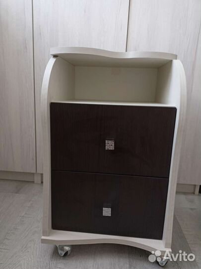 Тумба белая на колесах