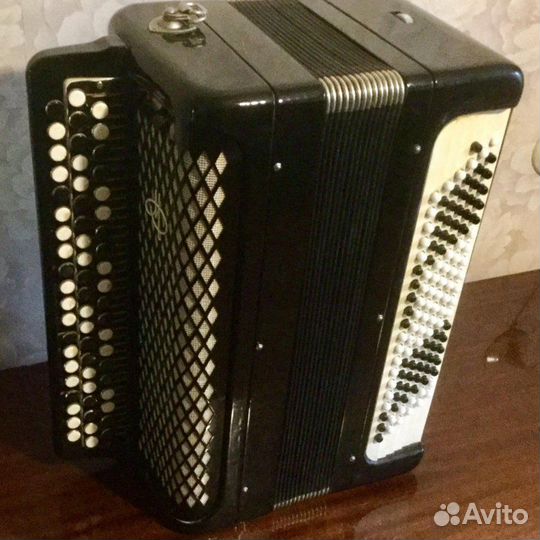 Продаются баяны и проигрыватели для пластинок